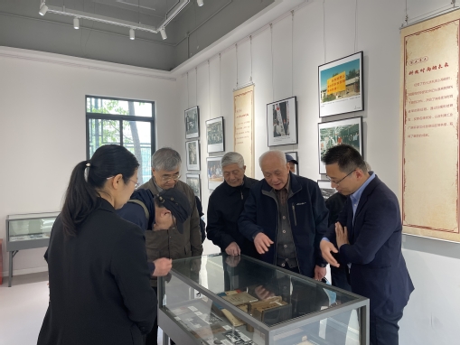 学党史走进身边的“宝藏”书店离休党总支组织局级退休干部党支部参观调研东华大学出版社文绮书店