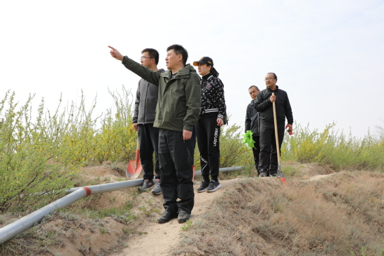 西北师大校领导参加义务植树劳动
