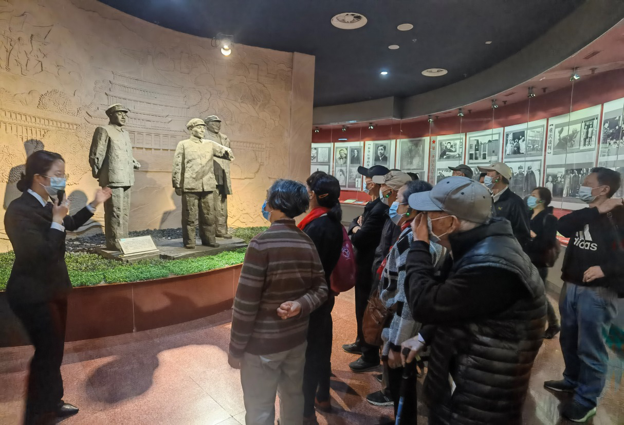 重温革命历史传承红色基因离退休党委组织退休校领导赴重庆参观学习