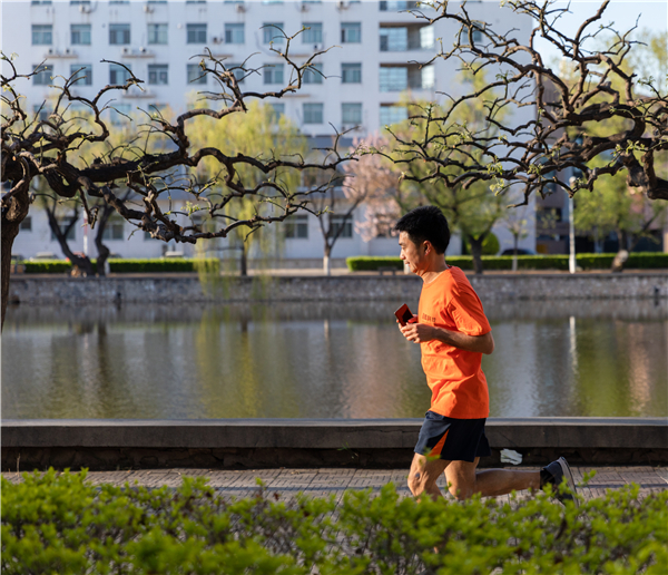 “成功不是你赚了多少钱，而是你为世界能做多少事，能帮助和成就多少人。”——校友林松华