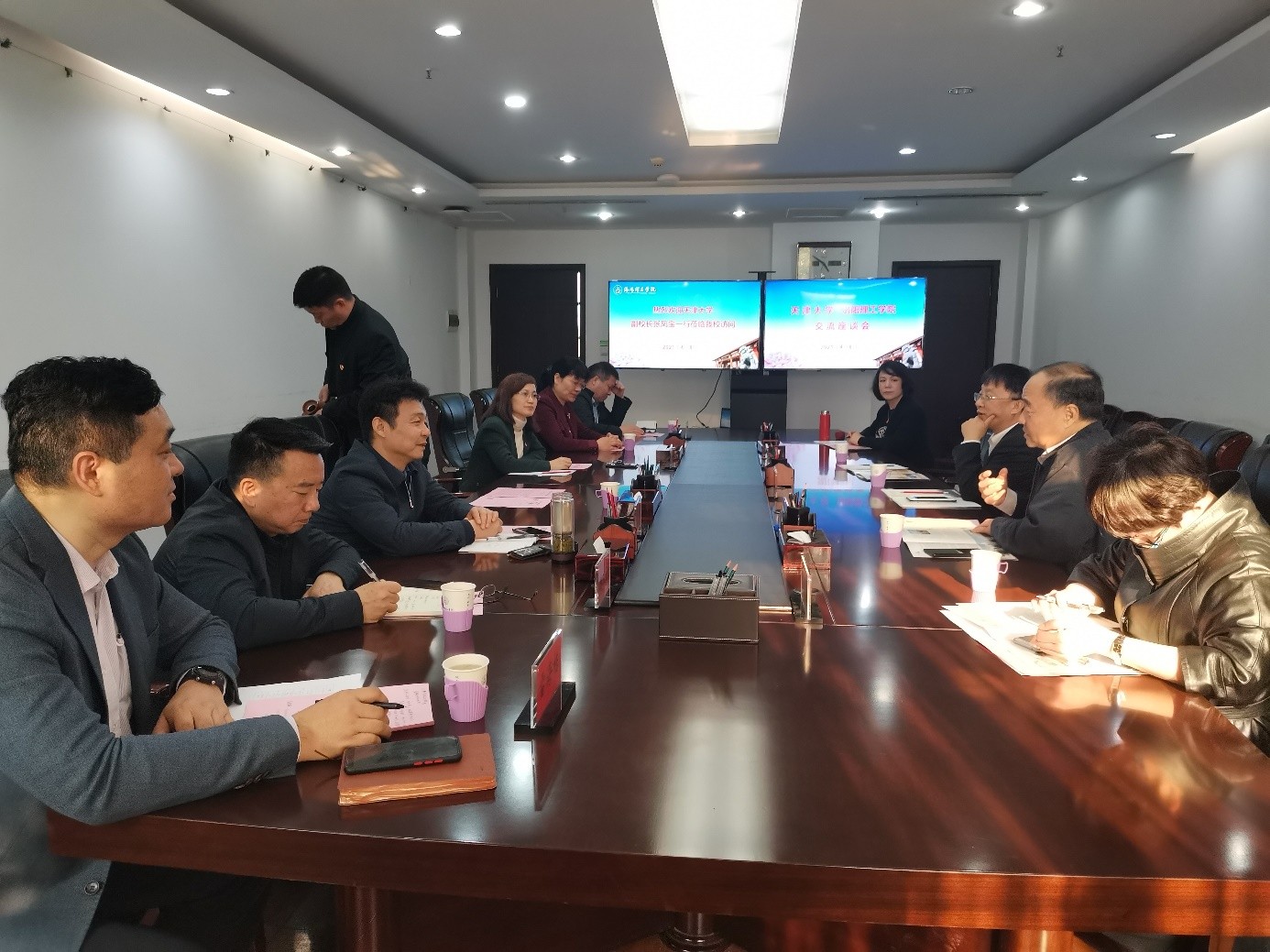 张凤宝副校长带队赴洛阳推进校地合作并看望校友