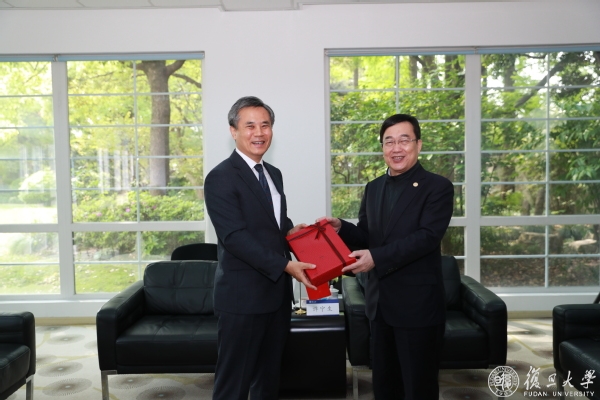 韩国驻沪总领事金胜镐一行来访复旦大学