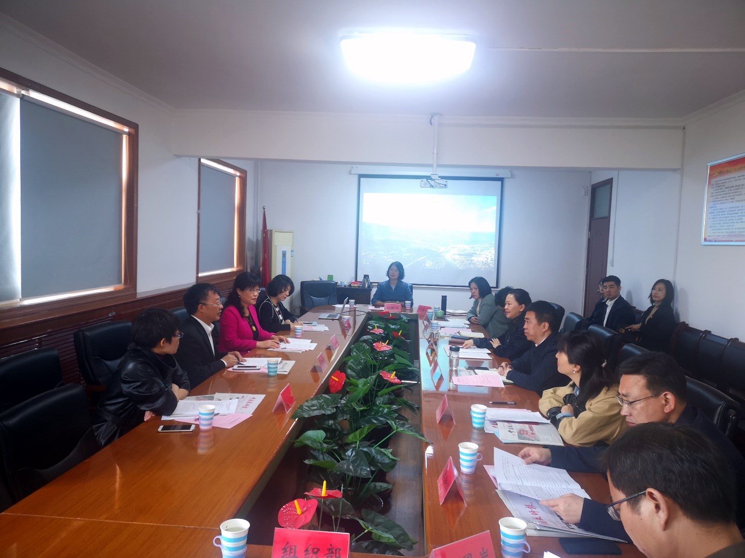 张凤宝副校长带队赴洛阳推进校地合作并看望校友