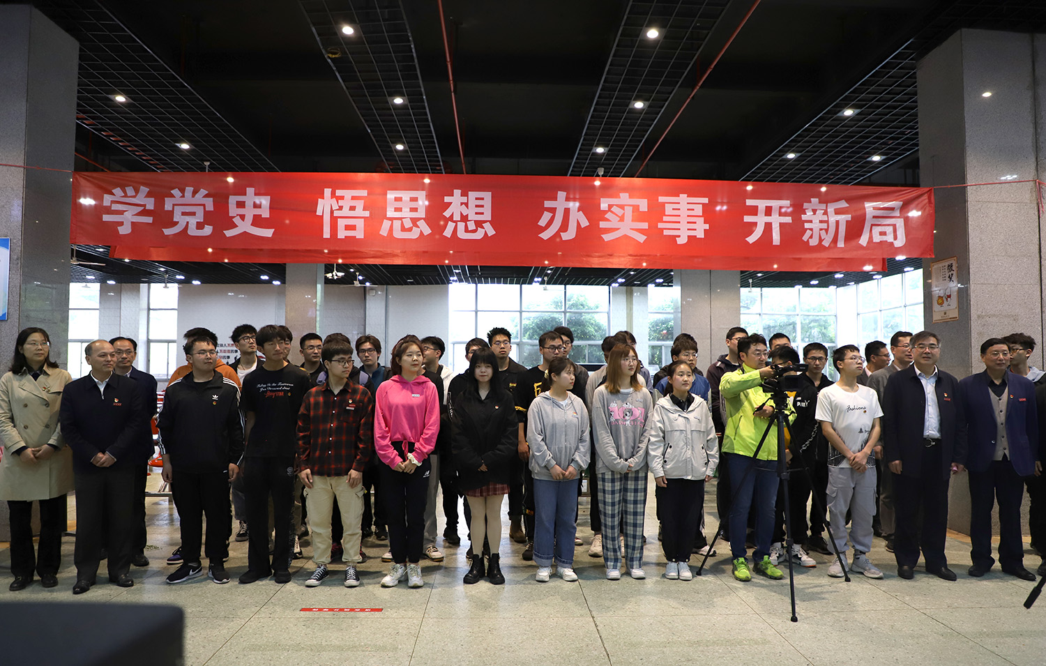 师生共吃“忆苦思甜饭”，学党史话党恩