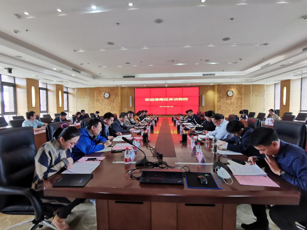 津南区常务副区长于瑞均一行访问我校