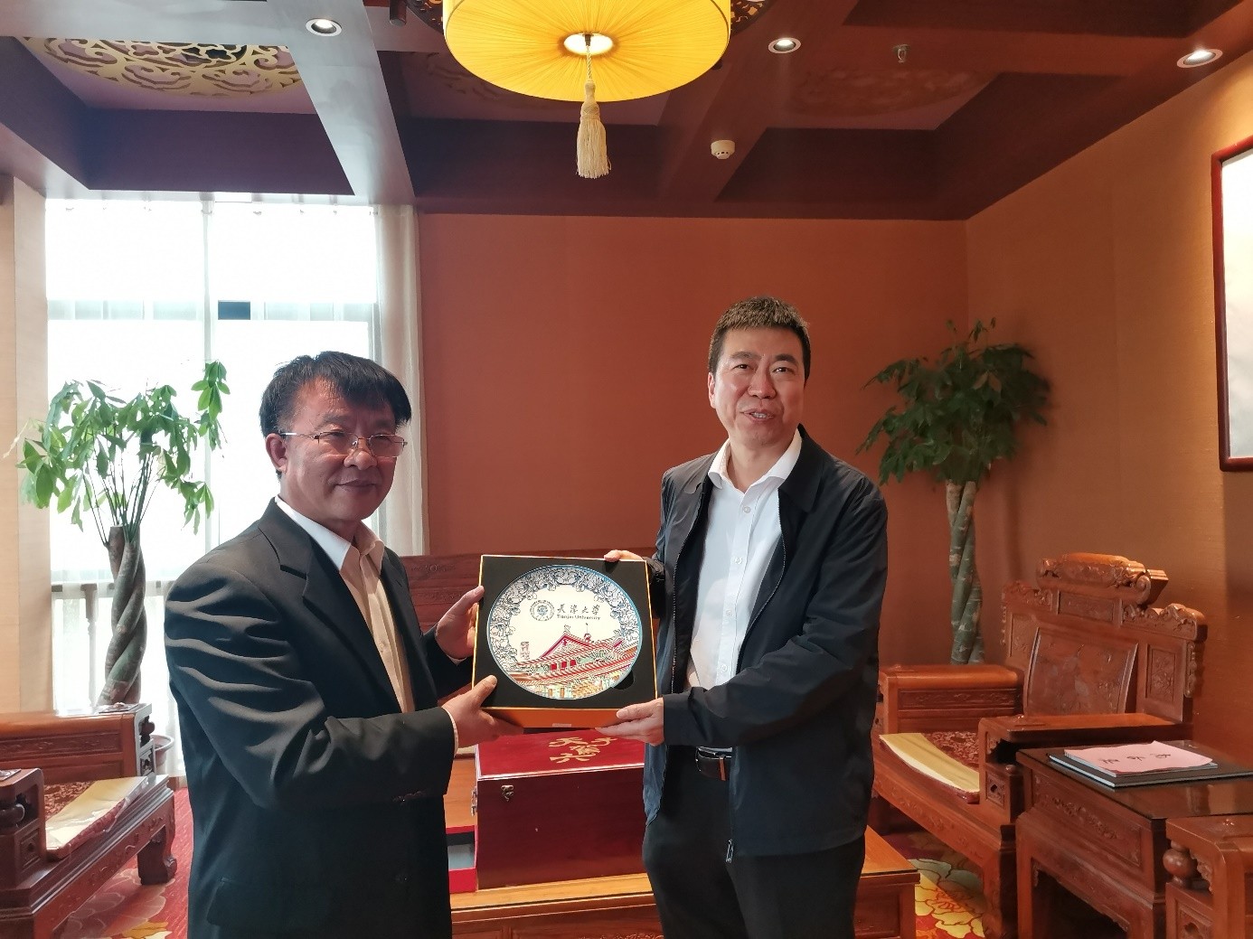 张凤宝副校长带队赴洛阳推进校地合作并看望校友