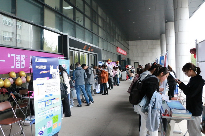 图书馆“丁香路”现场阅读推广活动成功举办