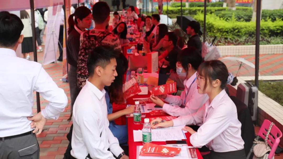 助力毕业生就业开新局学校举行首场校友企业专场招聘会