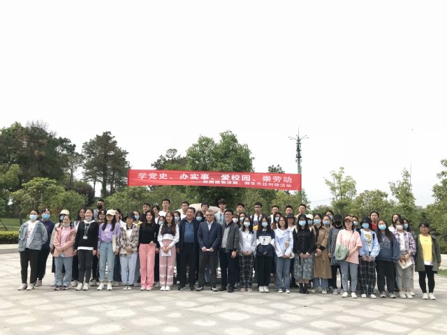 师生共挂树牌，践行劳动教育