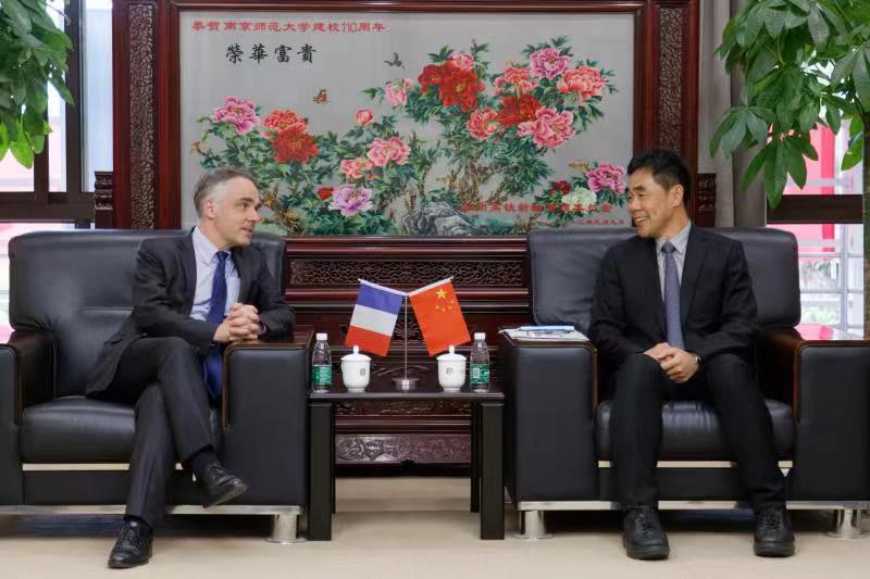 法国驻上海总领事一行访问我校