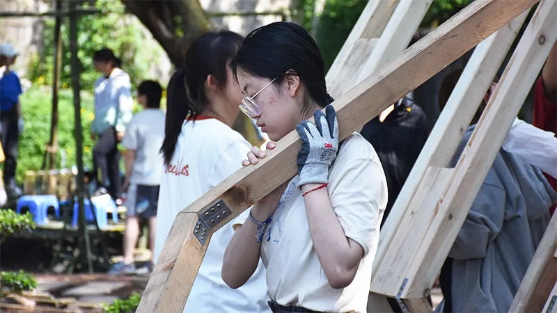 学生在山城巷搭建魔幻建筑重庆大学开启第八届建造季