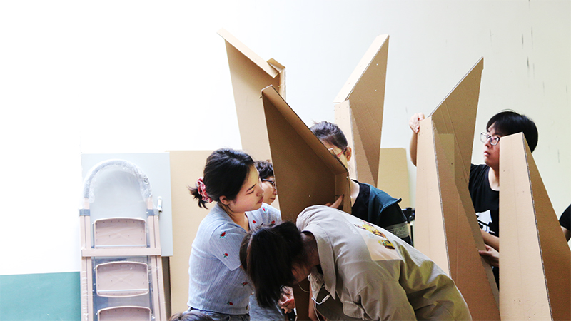 学生在山城巷搭建魔幻建筑重庆大学开启第八届建造季