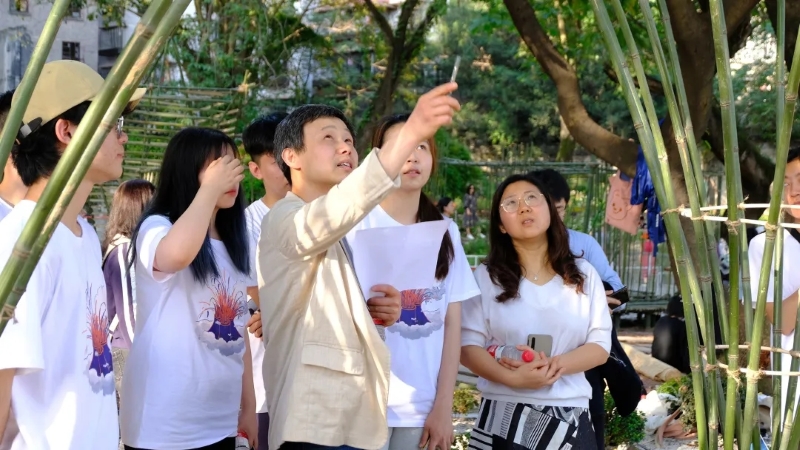 学生在山城巷搭建魔幻建筑重庆大学开启第八届建造季