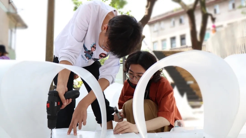 学生在山城巷搭建魔幻建筑重庆大学开启第八届建造季