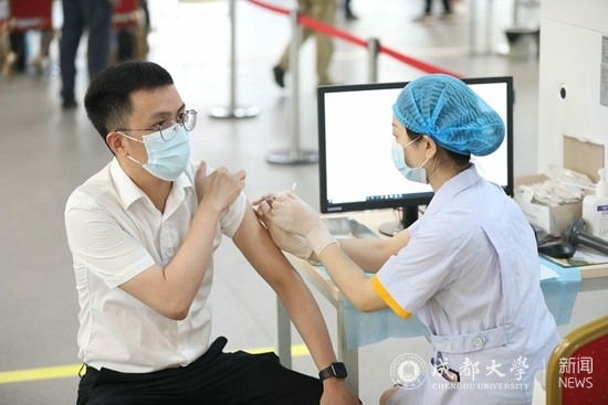 学校集中开展新冠疫苗接种首日2800名师生完成接种
