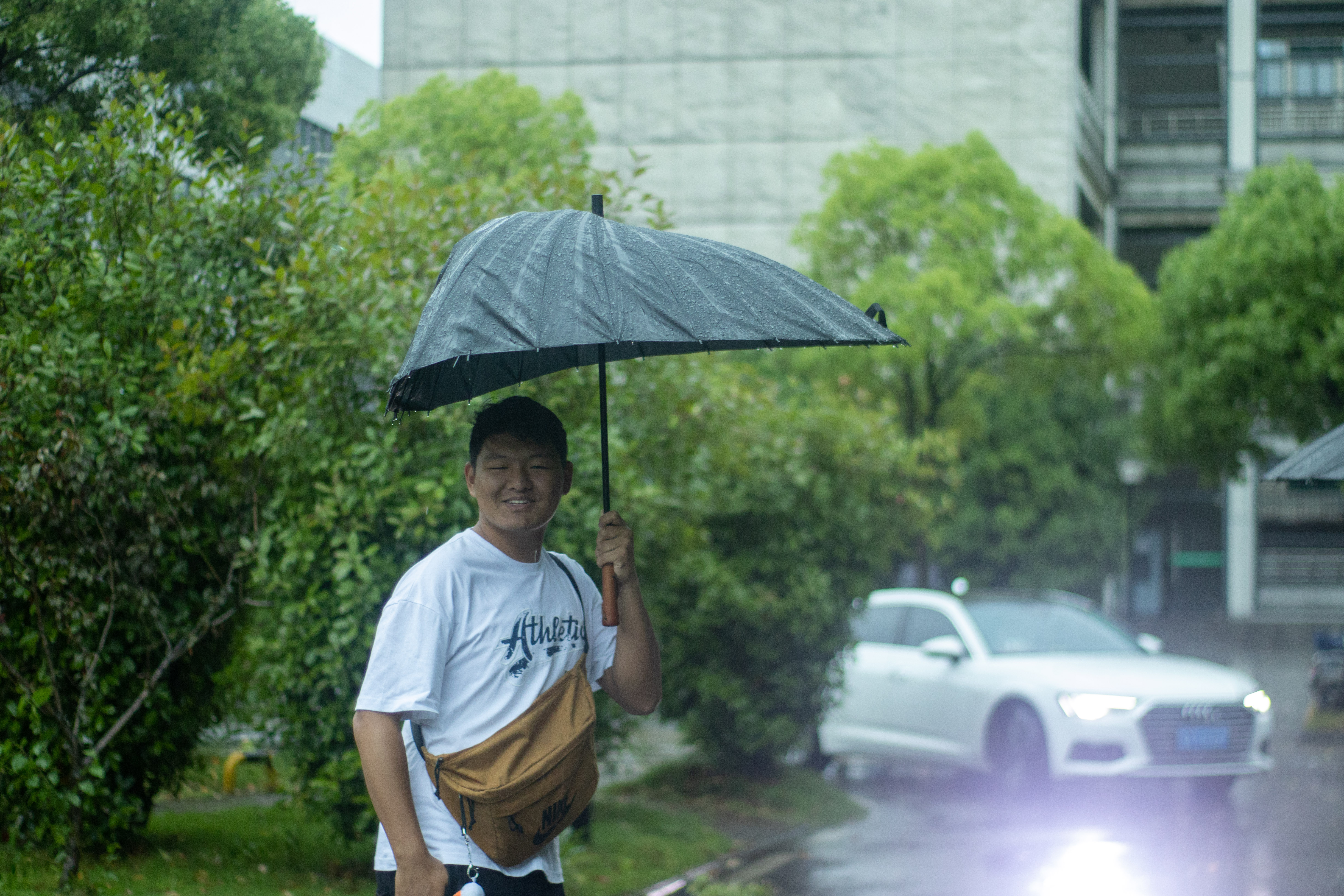 【新闻特写】暴风雨中，我们砥砺前行！