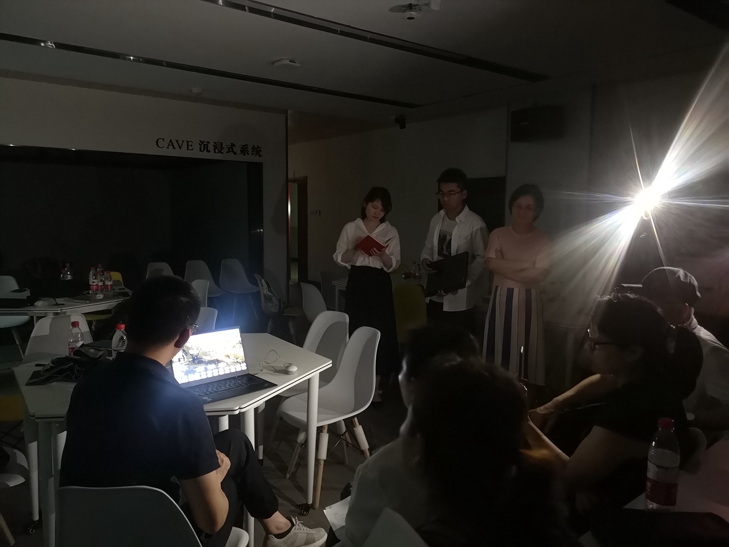 【新闻特写】暴风雨中，我们砥砺前行！