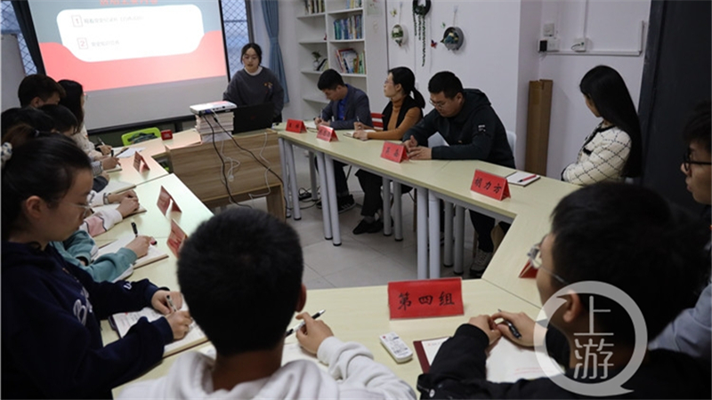【重庆晨报】党史教育进宿舍大学生实习讲解员讲述聂帅故事
