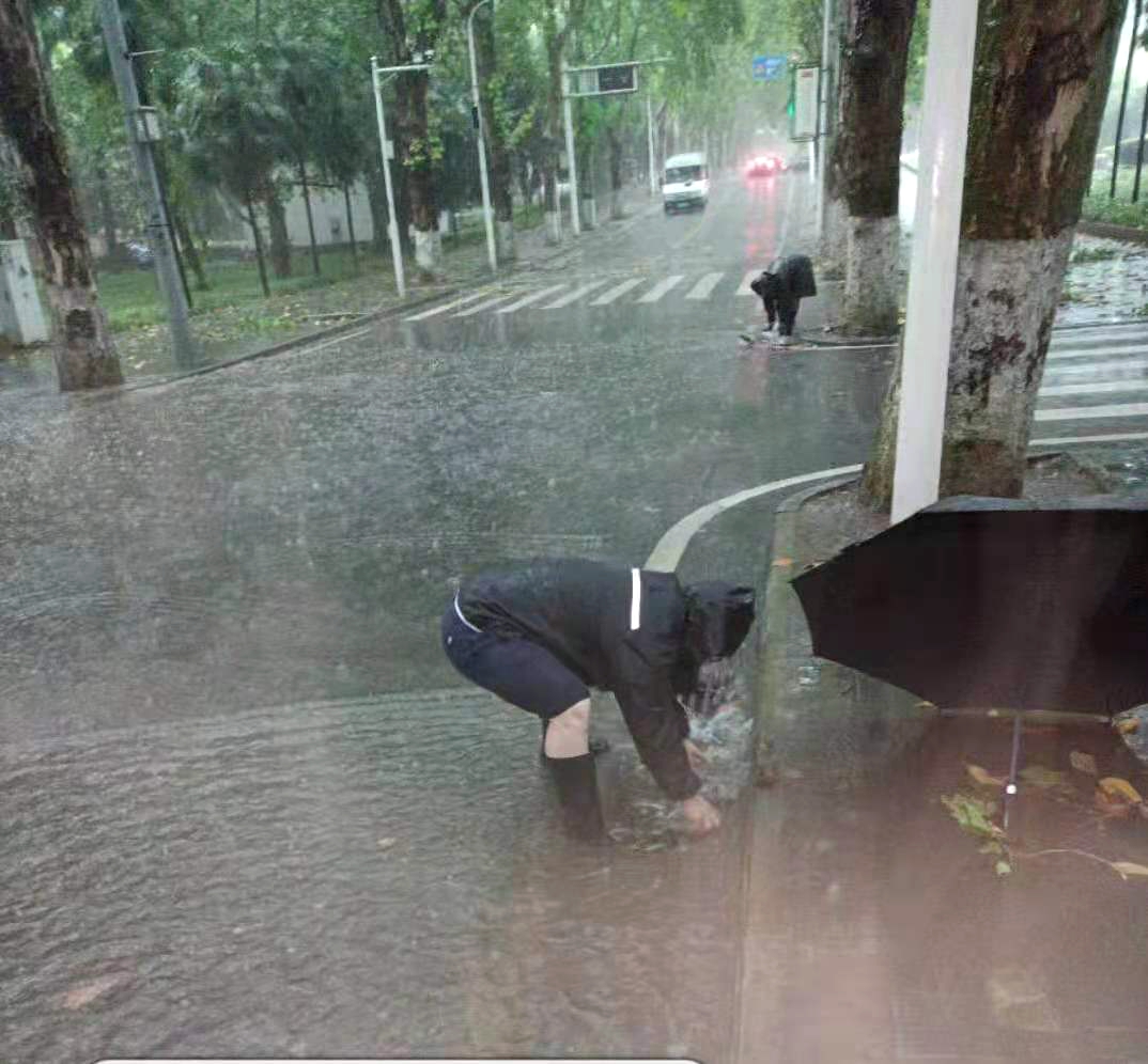 【新闻特写】暴风雨中，我们砥砺前行！