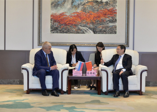 市人大外事委主任委员高徳毅、全国人大代表丁光宏与俄罗斯驻沪总领事史玛聂夫斯基一行在我校举行会谈
