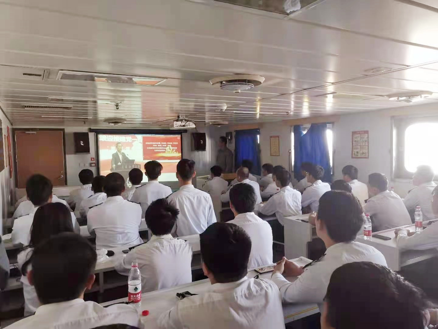 “育鲲”轮流动党支部深入学习中国远洋海运集团党组书记、董事长许立荣报告