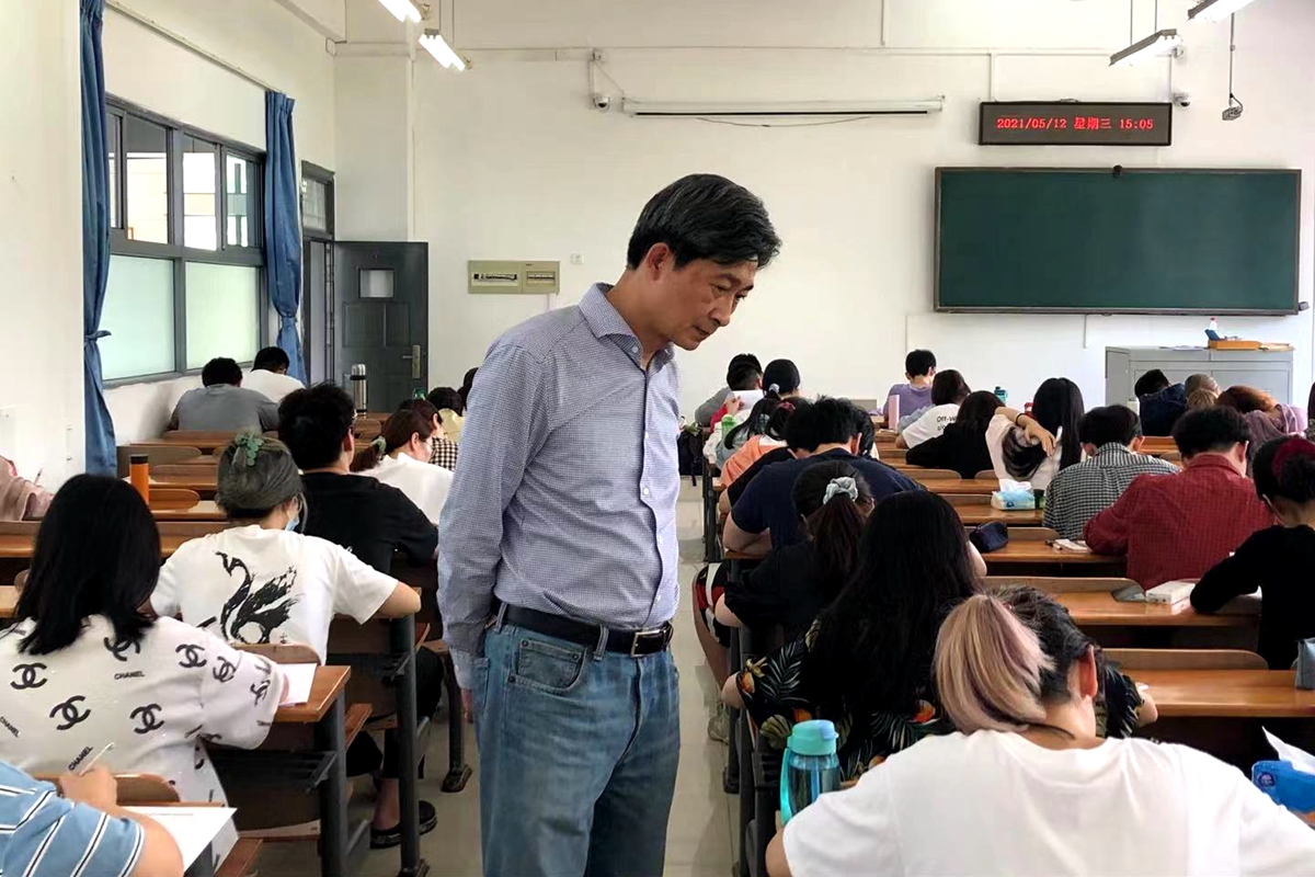 学校举行2021年春季学期期中考试