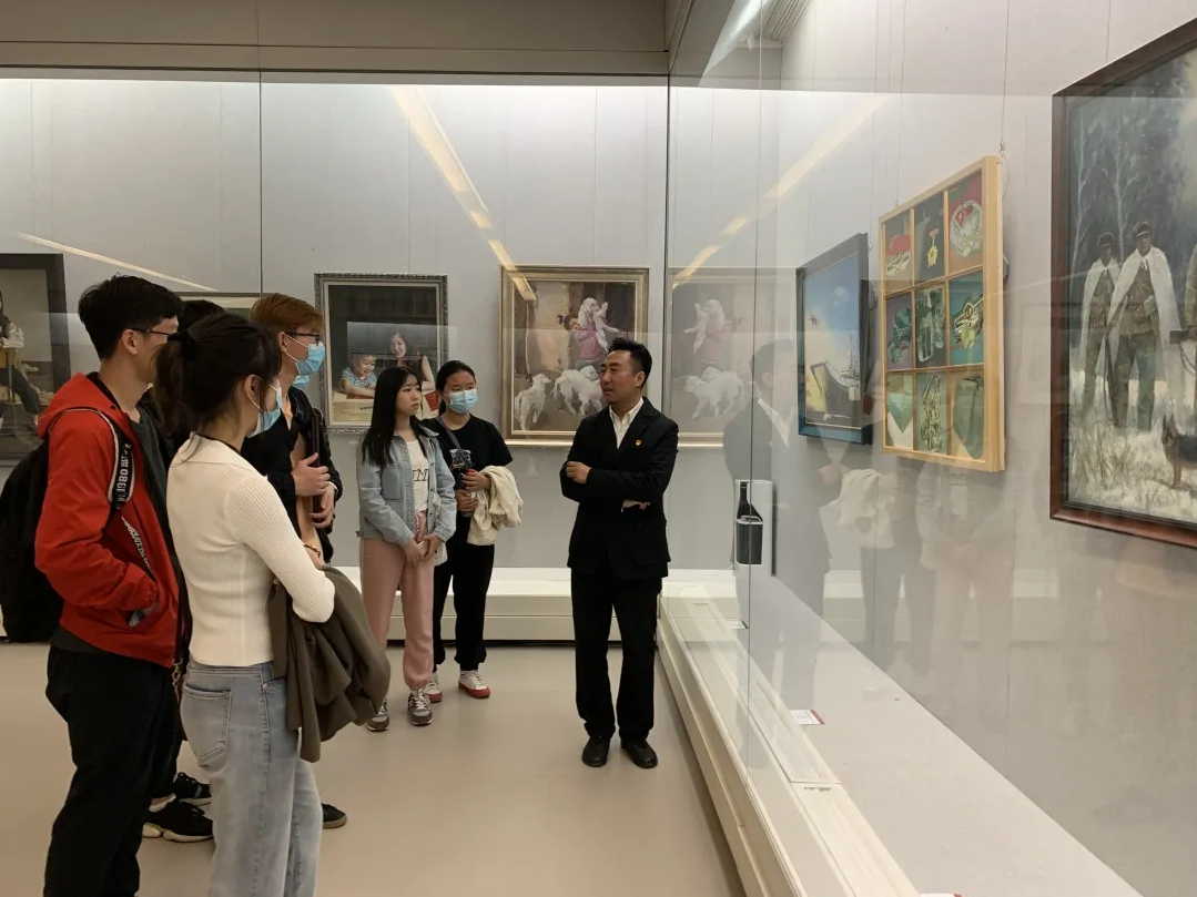 王学仲艺术研究所教师刘珺在天津美术馆进行“青春心向党筑梦新时代”主题宣讲