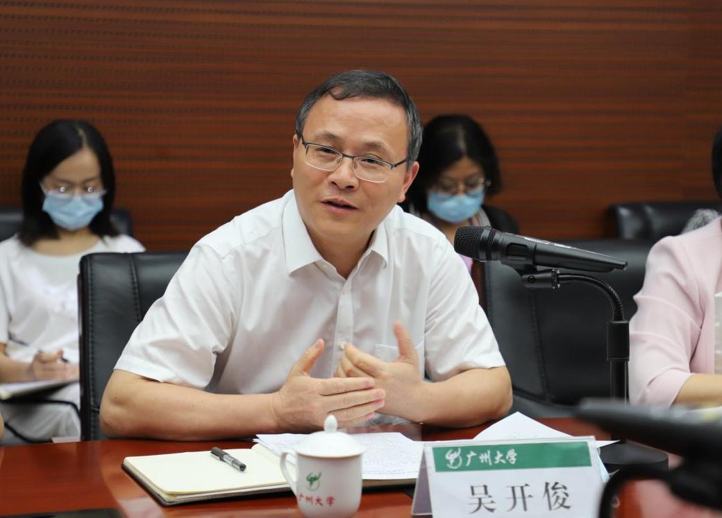 我校建筑学专业接受全国高等学校专业教育评估专家组进校考查