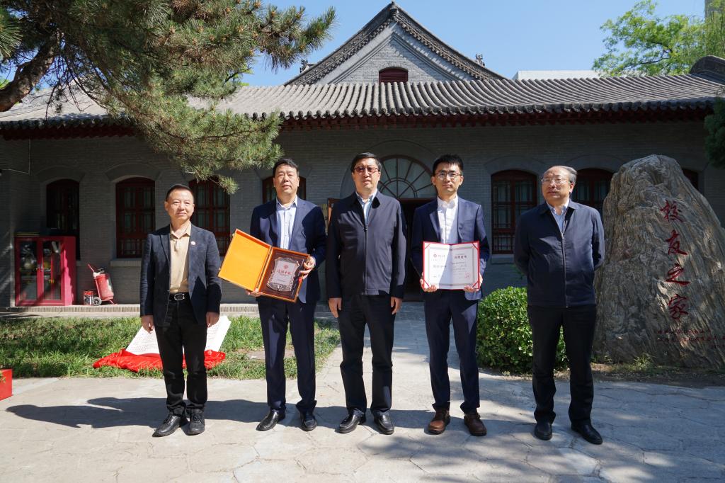 ​校史馆重装布展开馆暨荣誉校友耿利虎先生捐赠仪式举行