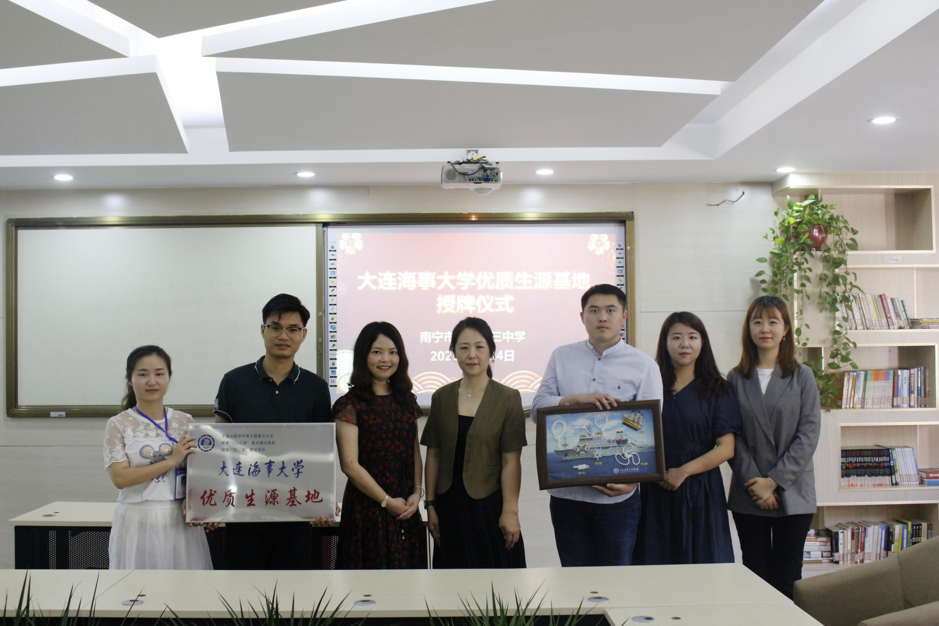 我校师生赴南宁市开展“十佳大学生”母校回访及招生宣传活动