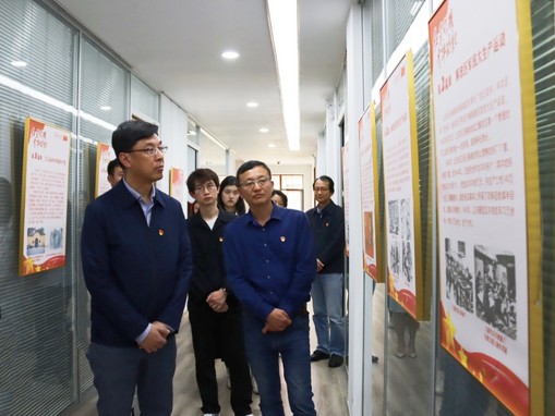 上海国际时尚创意学院联合党总支深挖红色纺织史料打造《红星照耀中华纺织》主题展