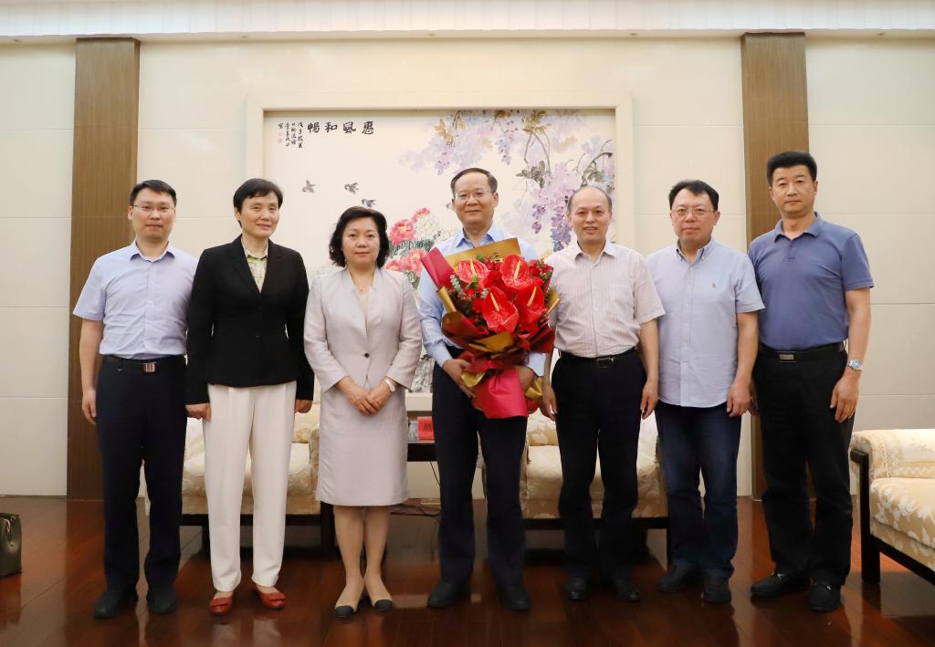 镇江市委常委、组织部部长张娟慰问丁建宁