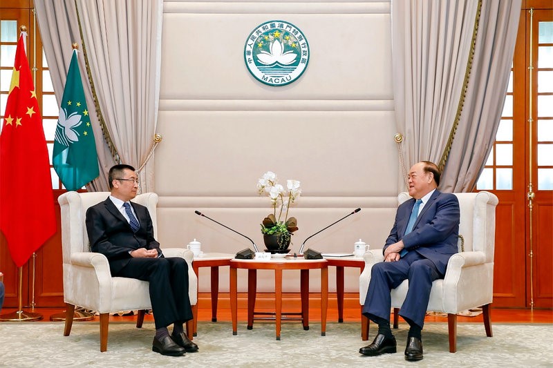 澳门特别行政区行政长官贺一诚会见校长吴剑平