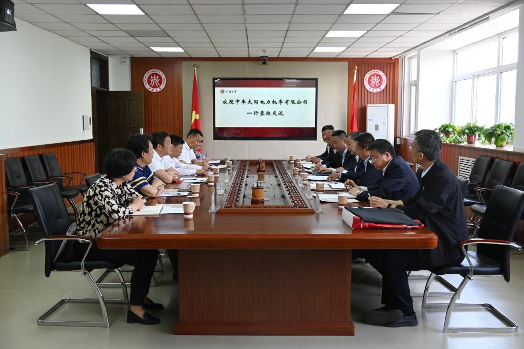 中车大同电力机车有限公司董事长、党委书记黄启超一行来校调研交流