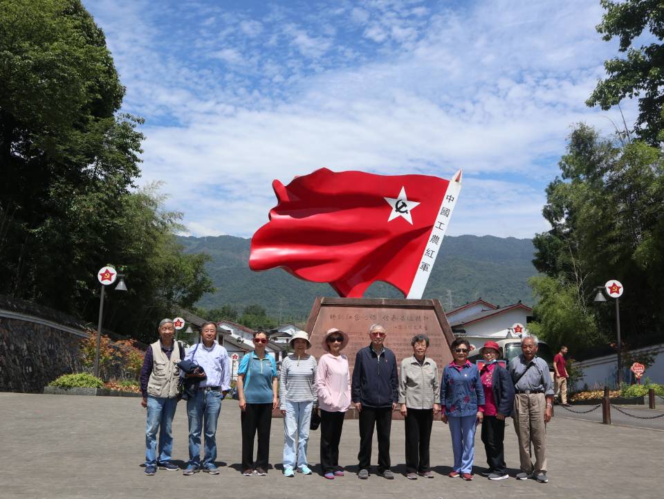 党政离退休第一支部开展主题党日活动