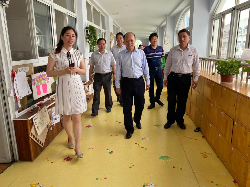 颜晓红看望幼儿园及附属学校师生