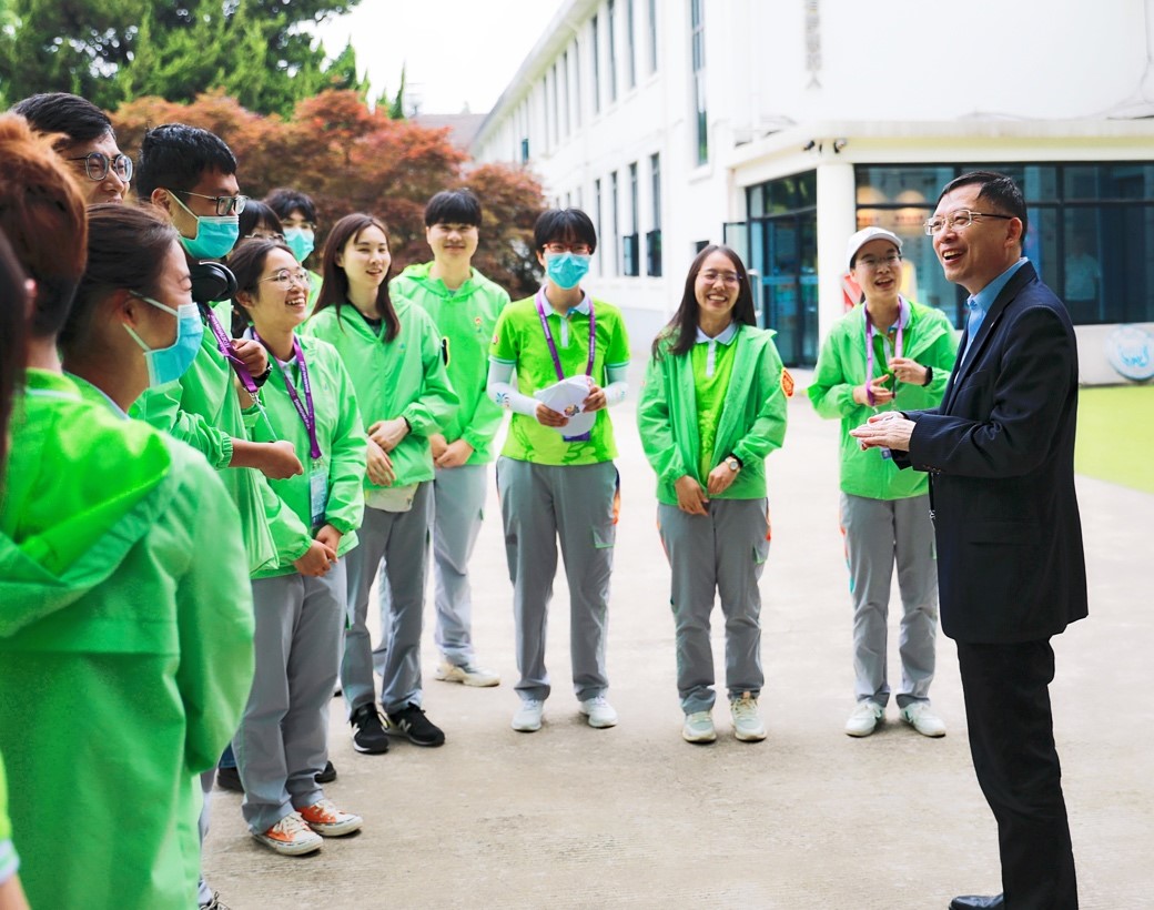 校党委书记方守恩慰问已圆满完成服务任务的我校花博会首批学生志愿者