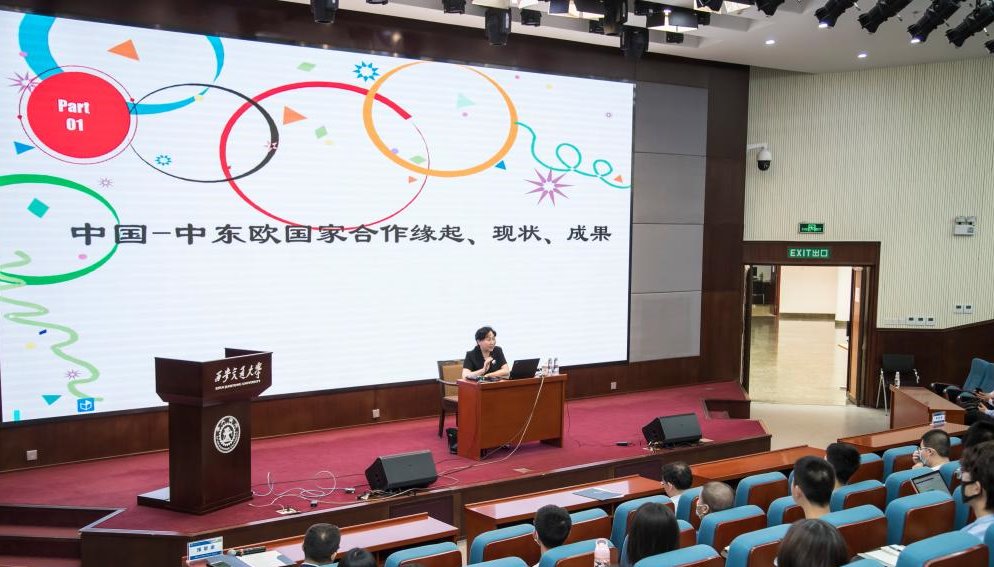 外交部中国中东欧国家合作事务特别代表霍玉珍大使来校作报告