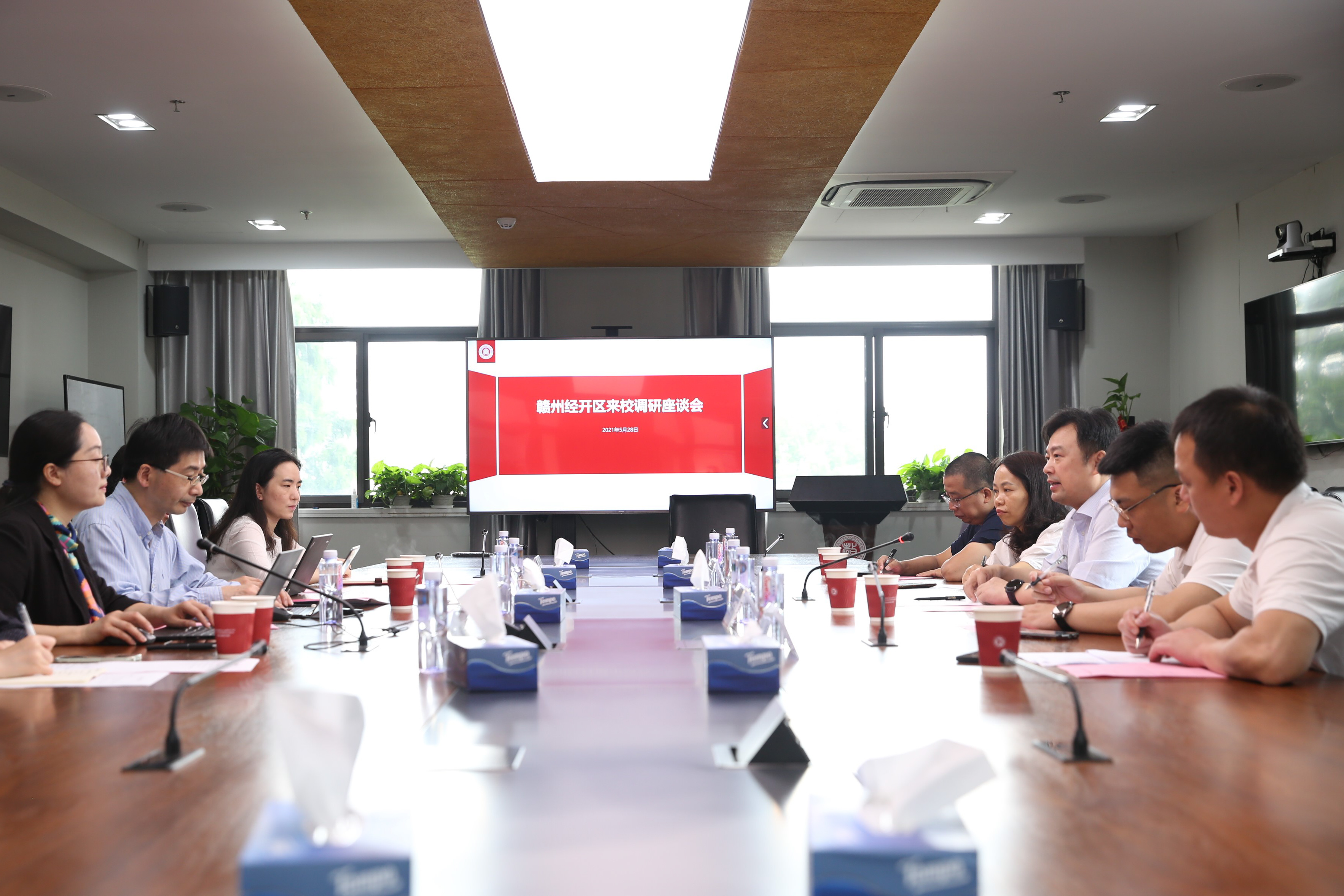 赣州经济技术开发区党工委副书记许锐一行来校调研