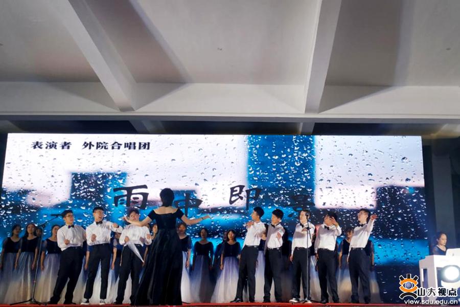 ［外语］举办外文之夜暨毕业晚会