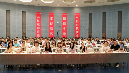 学校举办“勇担使命逐梦青春”2021届毕业生就业之星宣讲