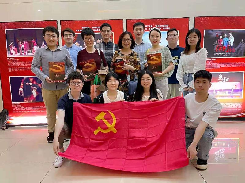 [党史学习教育]安泰经管学院学生党支部学习观看都市新淮剧《寒梅》