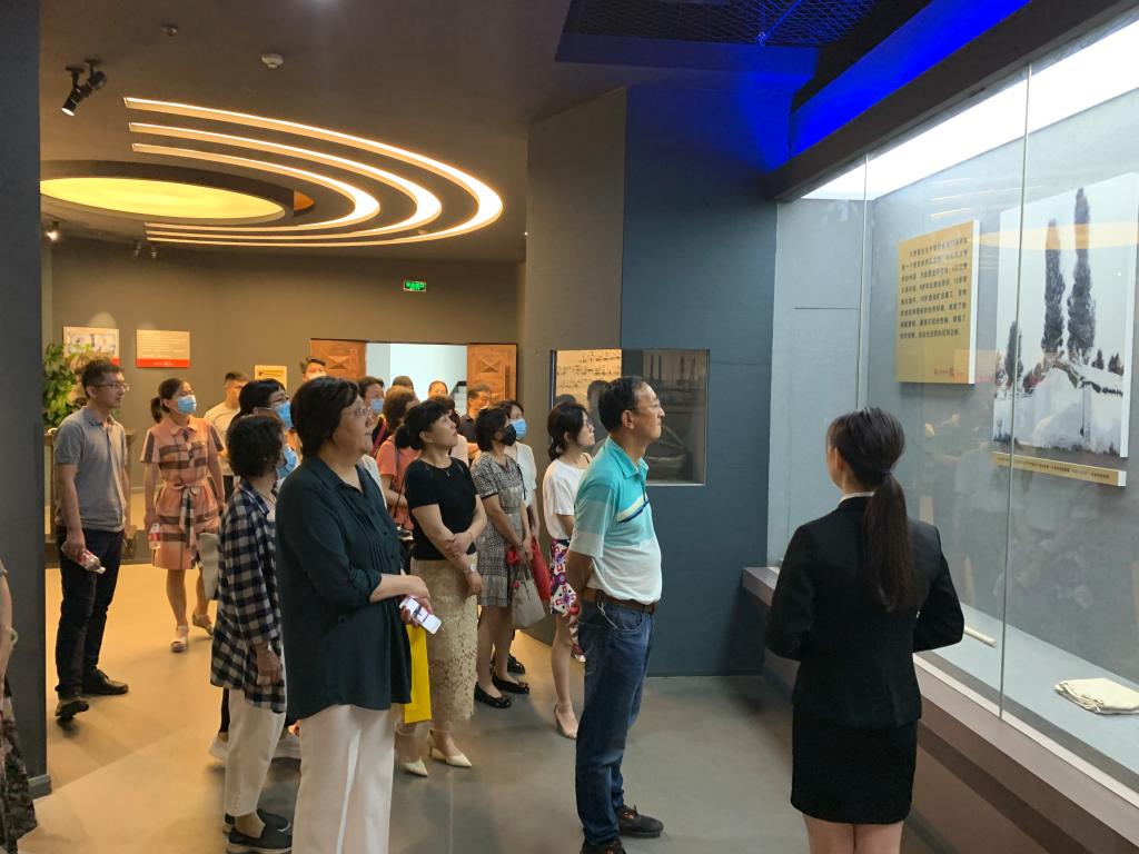 机关人事处党支部、科研处党支部、马克思主义学院概论教研室党支部赴“铁人”王进喜纪念馆开展“红色1+1”支部共建主题党日活动