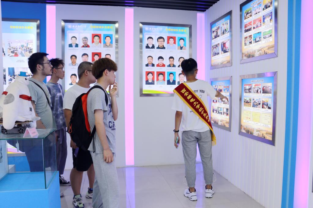 校团委举办第八期大学生创新创业基地开放周活动