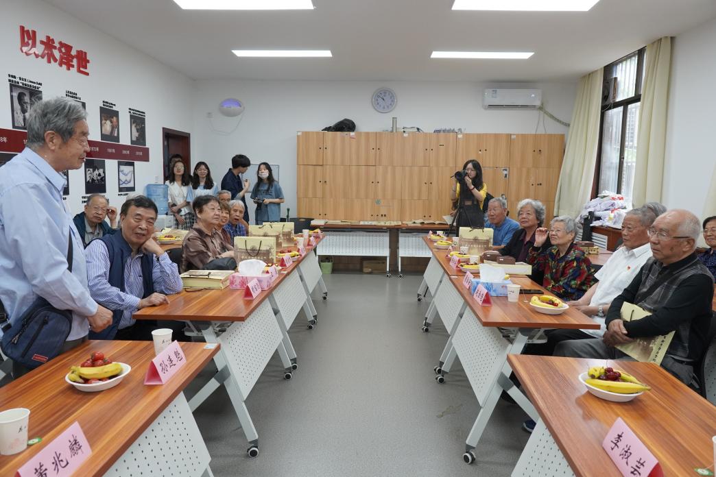 61级植物专业校友重返母校