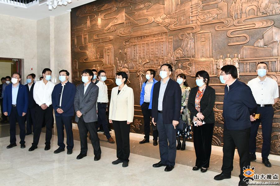 ［综合事务］中国侨联副主席隋军一行到青岛校区调研