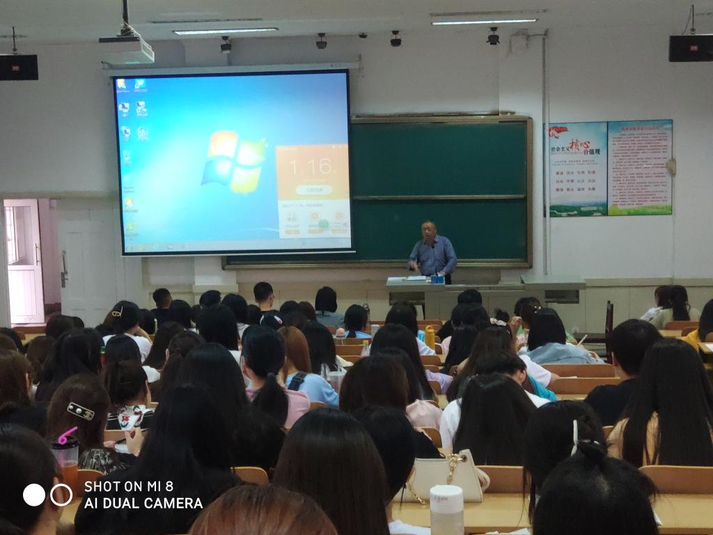 党委常委、纪委书记、监察专员刘月社为本科生讲授“形势与政策”课