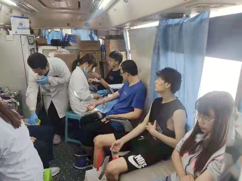 【创建文明校园专栏】我校青年志愿者协会与西安市中心血站联合开展无偿献血活动