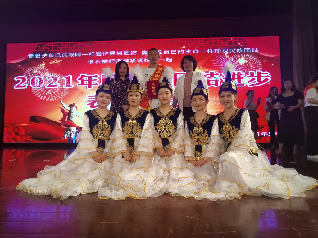 我校学生伊尔夏提阿卜迪力木荣获“2021年度民族团结进步先进个人”
