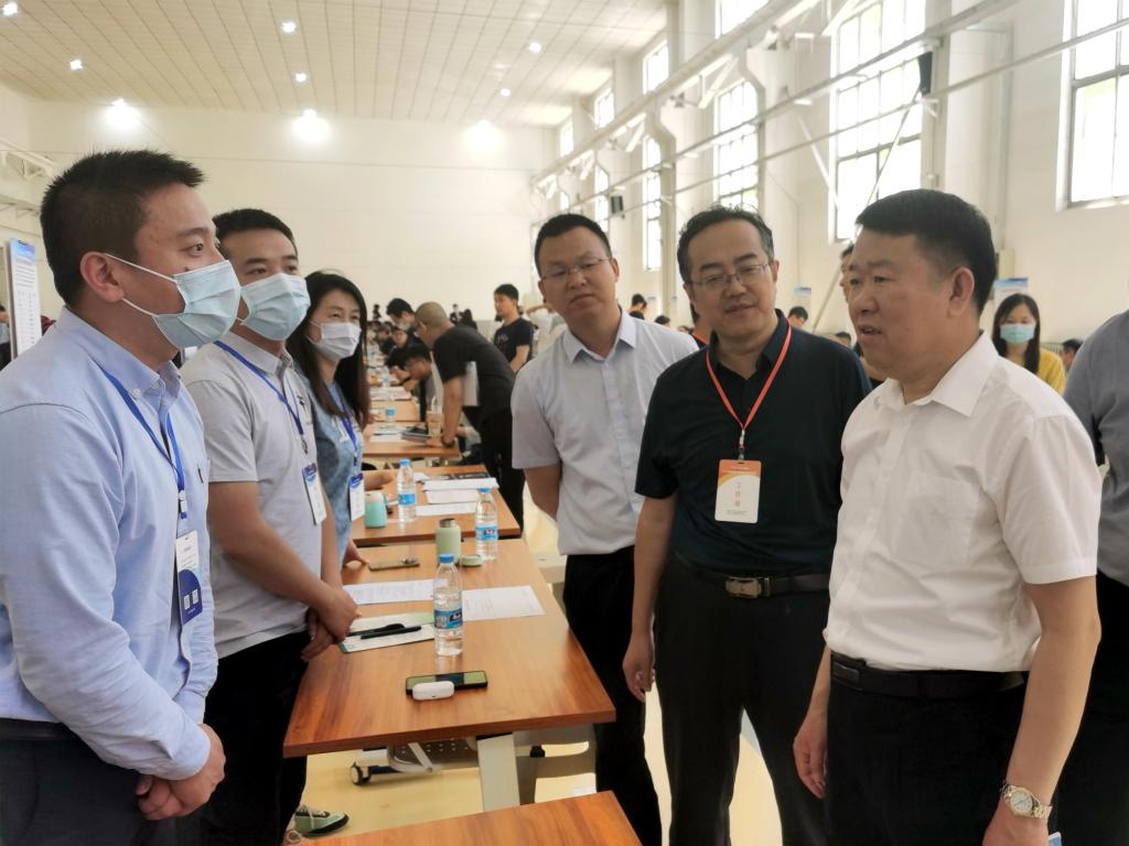政校企联动办双选精准对接促就业